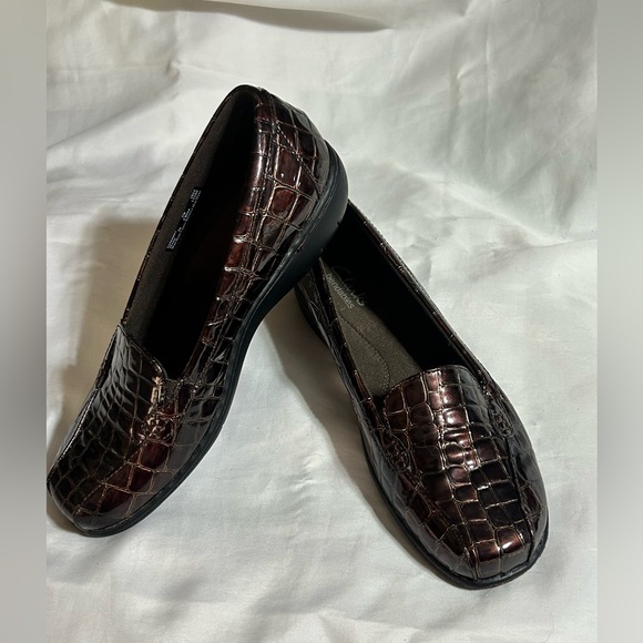 🤎🟤Clarks Collection Dark Brown Patent Crocodile Embossed Loafers Size 7 Wide - Picture 2 of 7
